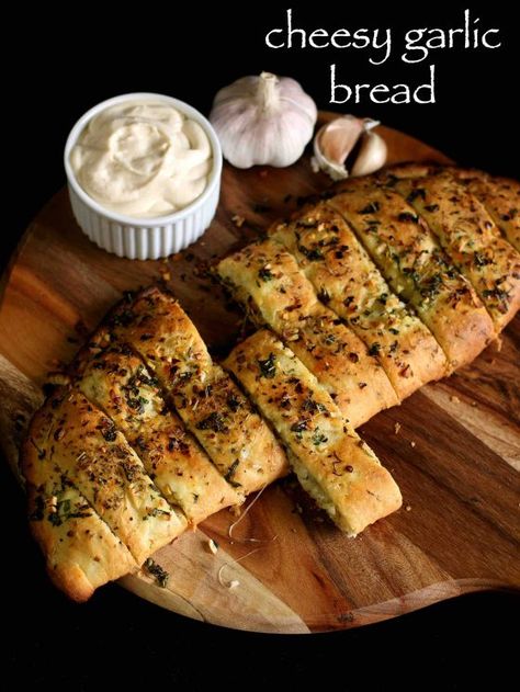 garlic bread Dominos Garlic Bread, Easy Garlic Bread Recipe, Domino Pizza, Cheesy Garlic Bread Recipe, Hebbars Kitchen, Bread Garlic, Jewish Foods, Eggless Cakes, Pizza Homemade