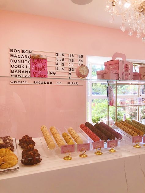 Colorful Bakery Design, Dessert Store Design, Cute Bakery Aesthetic Pink, Pink Bakery Aesthetic Interior, Dessert Shop Ideas, Retro Bakery Aesthetic, Cookie Store Design, Dessert Pop Up Shop, Pastel Bakery Aesthetic