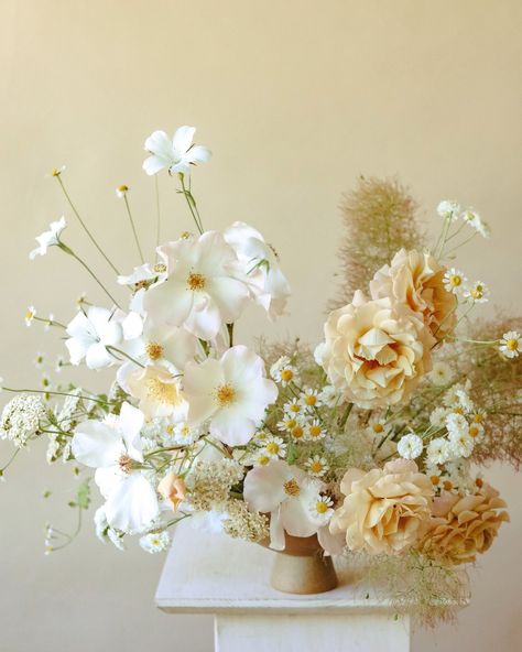 Neutral Spring Bridal Bouquet, Golden Wedding Flowers, Chamomile Floral Arrangement, Cream Centerpieces Wedding, White And Gold Wedding Florals, Colorful Wedding Arrangements, No Floral Centerpieces, Unique White Flowers, Chamomile Flower Arrangement