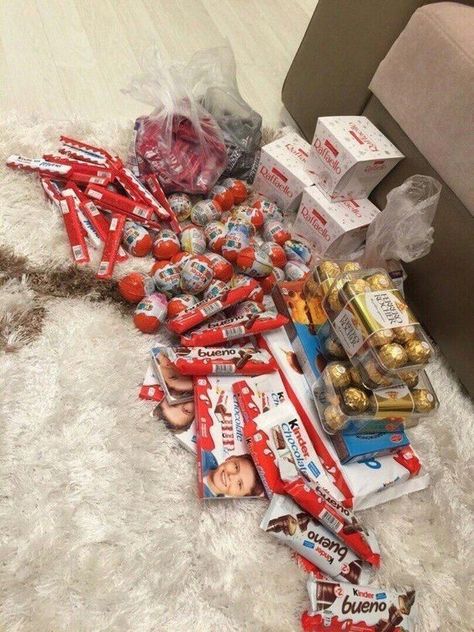 Food Bouquet, Sleepover Food, Junk Food Snacks, Chocolate Bouquet, Food Goals, Food Snacks, Breakfast For Kids, Candy Gifts, Chocolate Gifts