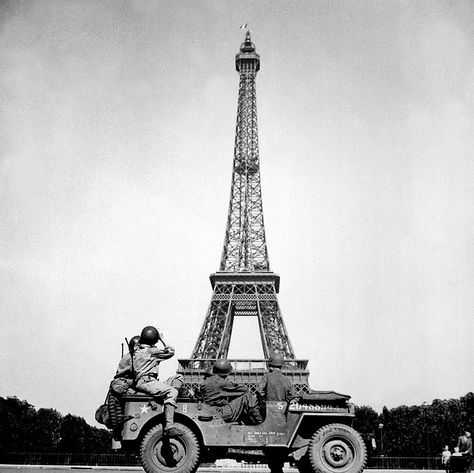 Soldiers of the 4th U.S. Infantry Division look at the Eiffel Tower in Paris, after the French capital had been liberated on August 25, 1944. Liberation Of Paris, Perang Dunia Ii, 4th Infantry Division, Paris Sightseeing, Eiffel Tower In Paris, Tower In Paris, Jeep Willys, American Soldiers, Paris Eiffel Tower