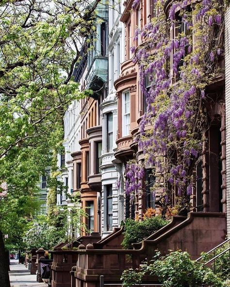 New York Noel, Nyc Brownstone, Upper West Side Nyc, New York Brownstone, Pretty Buildings, Upper West Side Apartment, New York Penthouse, Spring In New York, New York Aesthetic