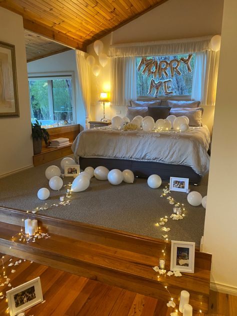 Proposal setup Indoor Proposal Decorations, Proposal Bedroom Ideas, Bedroom Proposal Ideas Engagement, Cozy Proposal Ideas, Proposal Ideas Engagement Hotel Room, Cottage Proposal Ideas, In Home Proposal Ideas, Indoor Proposal Ideas Home, Cheap Proposal Ideas Engagement