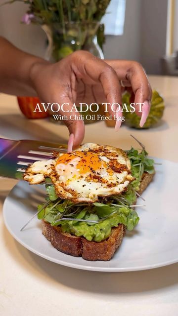 Bread With Olive Oil, Avocado Bread, Clean Dinners, Avocado Toast Egg, Micro Greens, Smashed Avocado, Toasted Bread, Bagel Recipe, Video Recipes