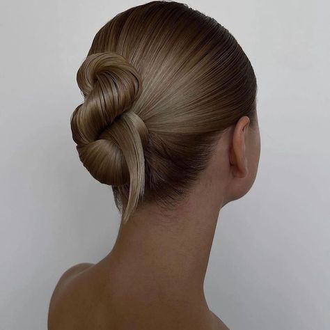 Elegant Messy Bun, Messy Bun Ideas, Hottest Haircuts, Bun Ideas, Runway Hair, Guest Hair, Hair Arrange, Braut Make-up, Wedding Hair Inspiration