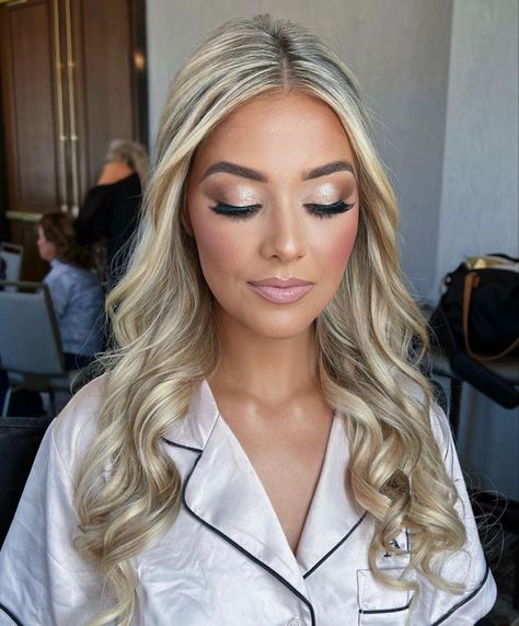 Half Up Bridal Hairstyles With Veil, Wedding Day Makeup Fair Skin, Plus Size Bridal Makeup, Bridesmaid 2023, Carrie Underwood Hairstyles, Wedding Makeup Blonde, Trucco Glam, Bridal Makeup For Blondes, Glam Bride Makeup