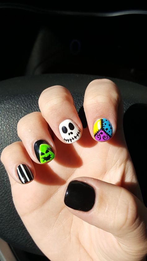 Jack skellington, Sally and oggie boogie!!! So fun for halloween Christmas Lollipop Holder Svg, Christmas Lollipop Holder, Harry Potter Nails Designs, Sally Nails, Disney Halloween Nails, Nightmare Before Christmas Nails, Halloween Nail Ideas, Halloween Nails Diy, Holloween Nails