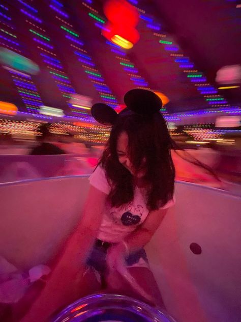 Ride Poses Disneyland, Disneyland Ideas Photos, Disneyland Teacups Pictures, Aesthetic Disney Photos, Orlando Picture Ideas, Disney World Inspo Pics, Tokyo Disney Aesthetic, Disneyland Date Aesthetic, Disneyland Paris Pictures