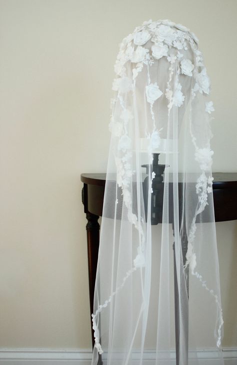 Indian Wedding Centerpieces, Veils Bridal Diy, Sudanese Wedding, Mantilla Wedding Veil, Mantilla Veil Wedding, Floral Wedding Veils, Lace Mantilla Veil, Hijab Veil, Veil Mantilla