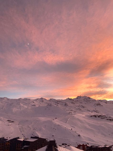 val thorens skiing french alps christmas ski pics Val Thorens Aesthetic, Val Thorens Ski, French Alps Winter, Alps Christmas, French Alps Ski, Snowboarding Tips, Winter Sunsets, Alps Skiing, Ski Pics