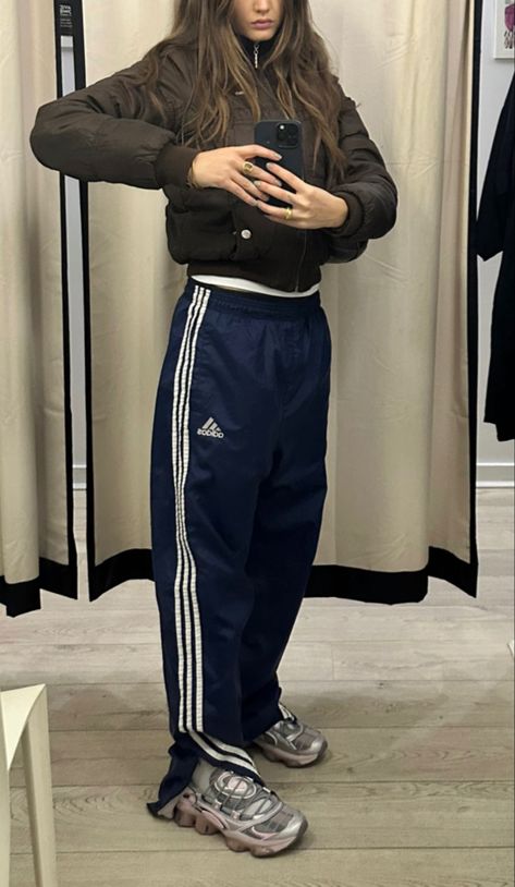 Model Off Duty Aesthetic, Track Pants Outfit, Adidas Hose, Walking Outfits, Shell Suit, Nylon Pants, Adidas Track Pants, Mens Outfit Inspiration, Adidas Girl