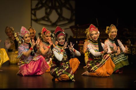 Budaya Malaysia, Malay Traditional, Buku Diy, Traditional Dance, Colorful Portrait, Pop Up Book, Beautiful Waterfalls, Traditional Clothing, Traditional Outfits