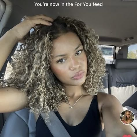 Grey Blonde Highlights Curly Hair, Belayer Hair Blonde, Beige Blonde Highlights Curly Hair, Blonde Curly Hair Tan Skin, Brown And Blonde Highlights Curly Hair, Dirty Blonde Hair Curly, Herringbone Highlights, Blonde Highlights Curly Hair, 2000s Hairstyles