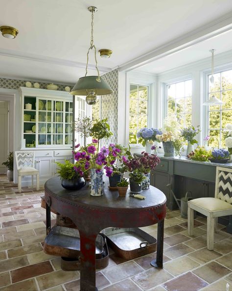 david netto connecticut potting room David Netto, Gardening Room, Breakfast Room Green, Top Kitchen Trends, Veranda Magazine, White Wall Tiles, Colonial Style Homes, Ivy House, Flower Room