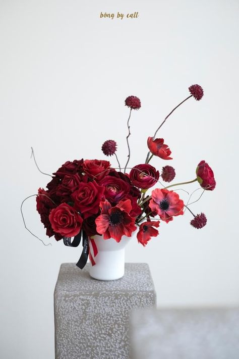 Dark Red Floral Arrangements, Red Floral Arrangements, Red Flower Arrangements, Red Rose Arrangements, Wedding Flower Vase, Red Centerpieces, Monochrome Weddings, Red Anemone, Altar Arrangement