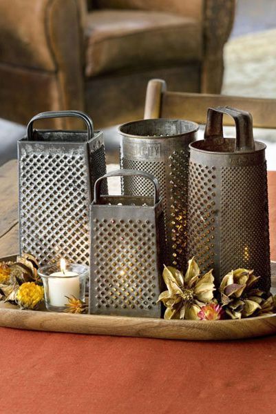 cheese graters with candles in them Easy Fall Crafts, Outdoor Dinner, Cheese Grater, Primitive Kitchen, Thanksgiving Centerpieces, Antique Kitchen, Easy Thanksgiving, Booth Ideas, Upcycle Projects