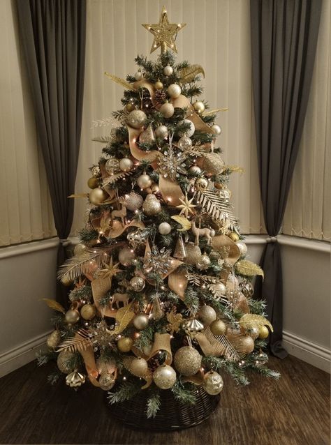 Christmas Tree Inspiration Gold, Champagne Christmas Tree, Luxury Event Decor, Instagram Event, Gold Christmas Tree Decorations, Flocked Christmas Tree, Trousseau Packing, Gold Decorations, Christmas Themes Decorations