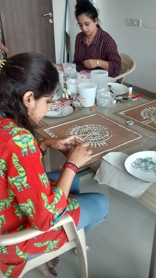 Picture of Developing the Reliefs Lippan Kaam, Art Pictures Ideas, Crafts Storage, Arts And Crafts Storage, Lippan Art, Clay Wall Art, Art And Crafts, Indian Folk Art, Clay Art Projects