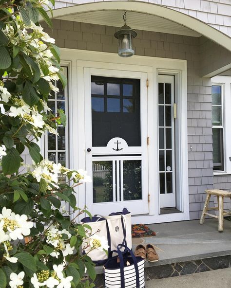 No photo description available. Beach House Front Door, Beautiful Front Doors, Beach House Exterior, Coastal Bathrooms, Coastal Living Rooms, Casa Container, Farmhouse Front, Beach Cottage Decor, Storm Door