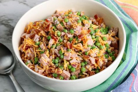 This ham pea salad recipe is a simple spring recipe using peas, ham, and bacon. Try this classic pea salad with ranch dressing today. Ham Salad Recipe, Green Pea Salad, Gluten Free Ham, Ham Salad Recipes, Southern Potato Salad, Pea Salad Recipes, Creamy Peas, Spring Recipe, Spring Peas