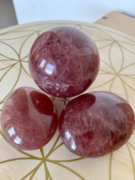 Strawberry Quartz Aesthetic, Red Crystals Aesthetic, Crystal Wishlist, Dream Crystals, Pretty Crystals, Rock And Minerals, Red Aventurine, Earth Gift, Crystal Castle