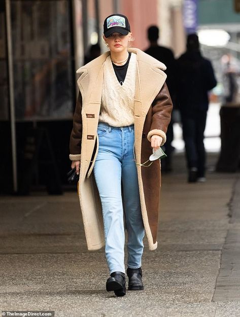 Gigi Hadid Sweater, Shearling Coat Outfit, Models Life, Gigi Style, Outfit 2022, American Road, Closet Wardrobe, Super Models, Coat Outfit