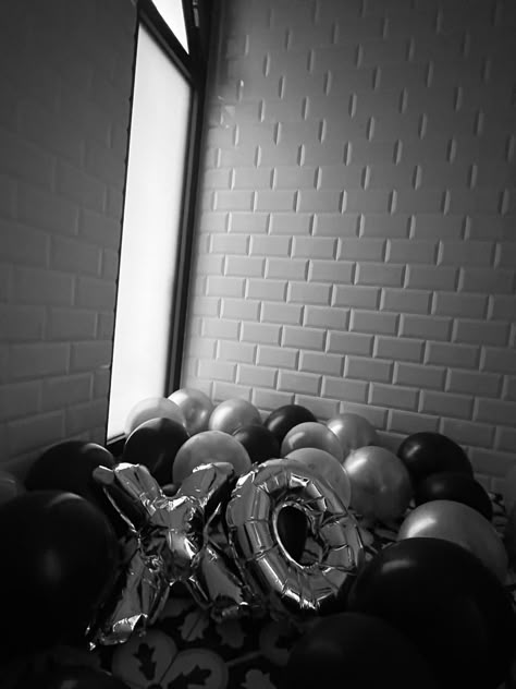 House Of Balloons Inspired Photoshoot, House Of Balloons Party The Weeknd, Dark Themed Birthday Party, The Weekend Birthday Theme, House Of Balloons The Weeknd Aesthetic, Birthday Party Ideas Black And White, House Of Balloons Birthday Party, House Of Balloons Party Theme, Black And White Bday Theme