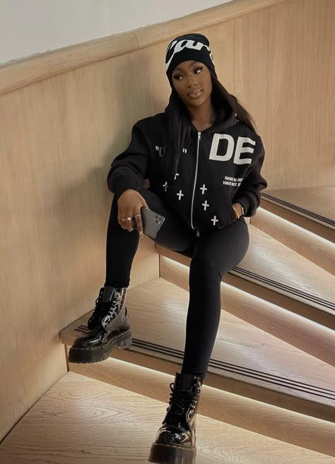 Dr Martens Outfit Baddie, Leather Jacket Outfits Black Women, Dr Martens Outfit Black Women, Leather Jacket Outfit Black Women, Doc Martens Outfit Black Women, Dr Martens Outfit Women, Doc Martens Outfit Winter, Boots Outfit Black Women, Beanie Outfits