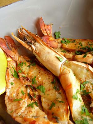 Oven Baked Prawns, Baked Prawns Recipe, Spicy Prawn Recipes, Large Prawns Recipes, Head On Shrimp, Baked Prawns, Portuguese Dinner, Giant Prawns, Jumbo Prawns