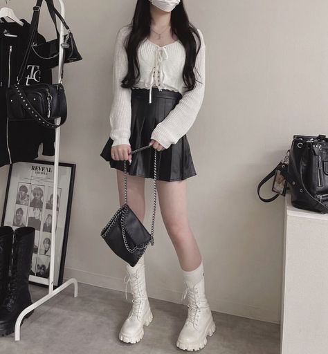 Korean Outfits Skirts, Black Korean Outfit, Summer Korean Outfits, Korean Skirt Outfits, Aesthetic Korean Outfits, Black Skirt Outfit, White Korean, Skirt Outfits Aesthetic, Ulzzang Outfit