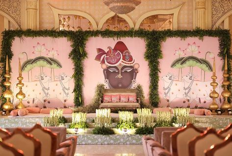 Shrinathji Decoration Wedding, Radha Krishna Theme Wedding Decor, Krishna Theme Wedding Decor, Bhagwat Katha Stage Decoration, Barasala Decoration Ideas, Pichwai Theme Decor, Mayra Decoration, Sangeet Background, Kirtan Decoration