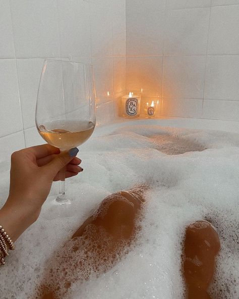 Samira (@samiraradmehr) • Instagram photos and videos #bath #bathtime #bathtub #wine #bubblebath #diptyque Bathtub Wine, Bathtub Aesthetic, Wine Education, S Aesthetic, Wine Down, All Pink, Pink Wine, Instagram Time, Sweet Peach