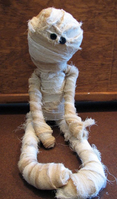 Sock Inspiration, Mummy Decorations, Primitive Halloween Decor, Witch Dolls, Country Halloween, Sock Monkeys, Adornos Halloween, Primitive Halloween, Halloween Mummy