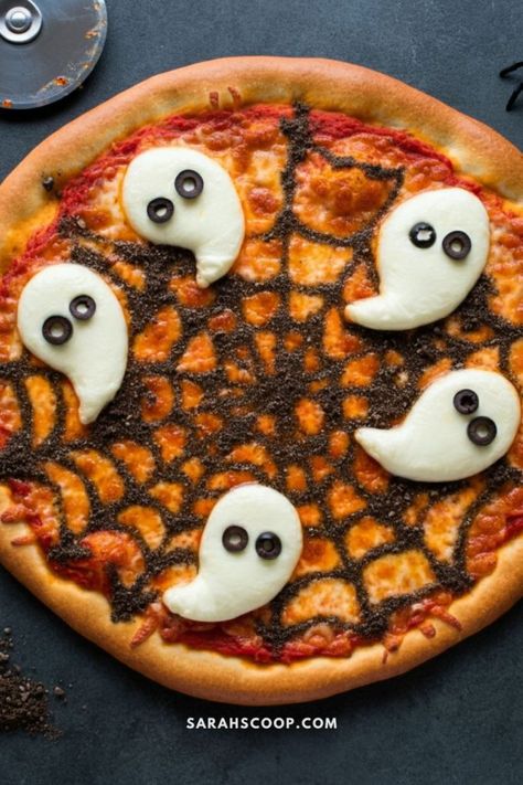 Don't miss out on these spooky and delicious pizza ideas for Halloween! Halloween Pizza Ideas, Halloween Pizza Recipes, Spooky Pizza, October Meals, Ghost Pizza, Pizza Halloween, Halloween Mad, Pumpkin Pizza, Halloween Dinner Party