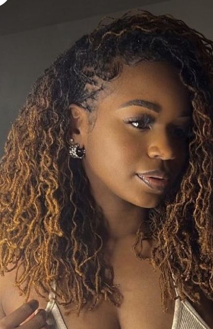 Ombre Sisterlocks Black Women, Sisterlocks With Extensions, Sisterlocks Color Highlights, Coloured Sisterlocks, Mirco Locs Hairstyles For Women, Micro Locs Color Ideas, Sisterlocks Color Ideas, Dyed Sisterlocks, Microloc Inspiration