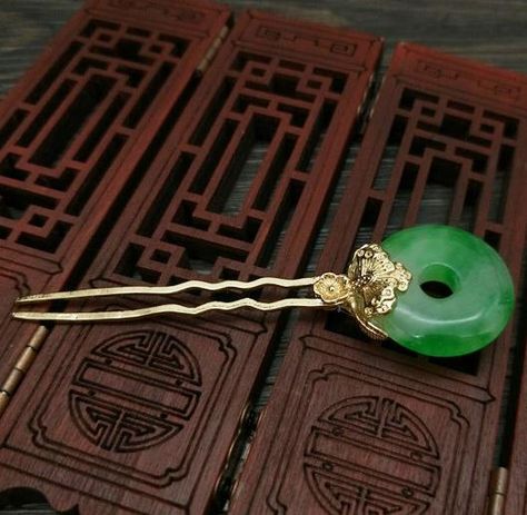 Jade Hair Accessories, Traditional Chinese Accessories, Chinese Jewelry Traditional, Traditional Chinese Jewelry, Wedding Hanfu, Chinese Royalty, Revenge Series, Jade Hairpin, Bride Hair Pins