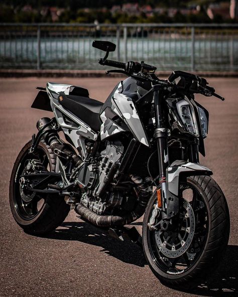 ⌬ 𝐍𝐚𝐤𝐞𝐝 𝐌𝐨𝐭𝐨𝐫𝐜𝐲𝐜𝐥𝐞𝐬 ⌬ on Instagram: “KTM Duke 790 🖤🖤🖤 ➖ Credit: @themaniac91 ➖➖➖➖➖➖➖➖➖➖➖➖ Follow ▪️ @nakedengines ▪️for more☑️ Follow ▪️ @nakedengines ▪️for more☑️ Follow ▪️…” Duke 790, Ktm Duke, Street Fighter, Motorcycles, Bike, Vehicles, On Instagram, Quick Saves, Instagram