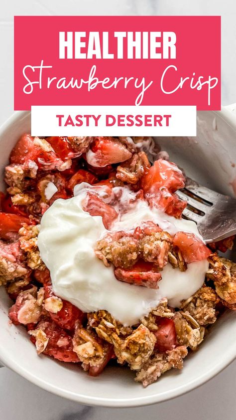 This delicious, healthy strawberry crisp is bursting with juicy flavor! It's a fantastic and easy-to-make dessert. Strawberry Crisp Recipe, Strawberry Crisp, Pecan Rolls, Healthy Strawberry, Strawberry Syrup, Easy To Make Desserts, Strawberry Filling, Crisp Recipe, Easy Treats