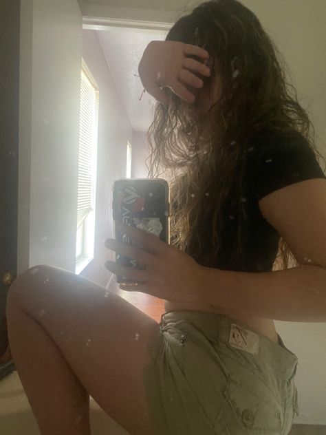 Mirror Selfie Poses, Sitting Poses, Mirror Pic, Instagram Photo Inspiration, Cute Selfie Ideas, Selfie Poses, Teen Fashion Outfits, Teen Fashion, Photo Inspiration