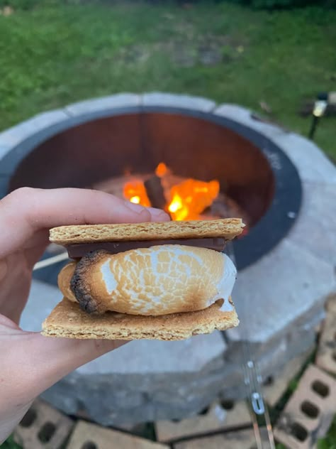 smore Smores Backyard Party, Smores Outside, S’mores Aesthetic, Smores Aesthetics, Savory Smores, September Wishes, Backyard Campfire Party, Fire Pit Smores, Autumn Sleepover