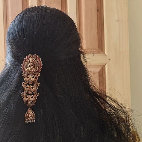 " Jada billa" Rs499/- Each Ladies come let's Style this hair accessories to look more Ethnic in your Outfit . To Place Order Dm @gaanafashion . . . #jadabilla #hairaccessories #traditionalcollection #bridesmaids #mysorejewels #gaanafashion Hairstyle With Accessories Indian, Hair Accessories Indian Wedding, Hair Accessories For Indian Bride, Latest Hair Accessories Indian, Bridal Hair Accessories Indian, South Indian Hair Accessories, Hair Jewellery Indian, Girly Hair Accessories, Diamond Jada