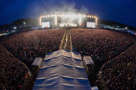 Download Festival Concert Crowd, Steel Panther, Download Festival, Concert Stage Design, Animals Flowers, Festival Camping, Concert Aesthetic, International Festival, Wallpaper Abstract