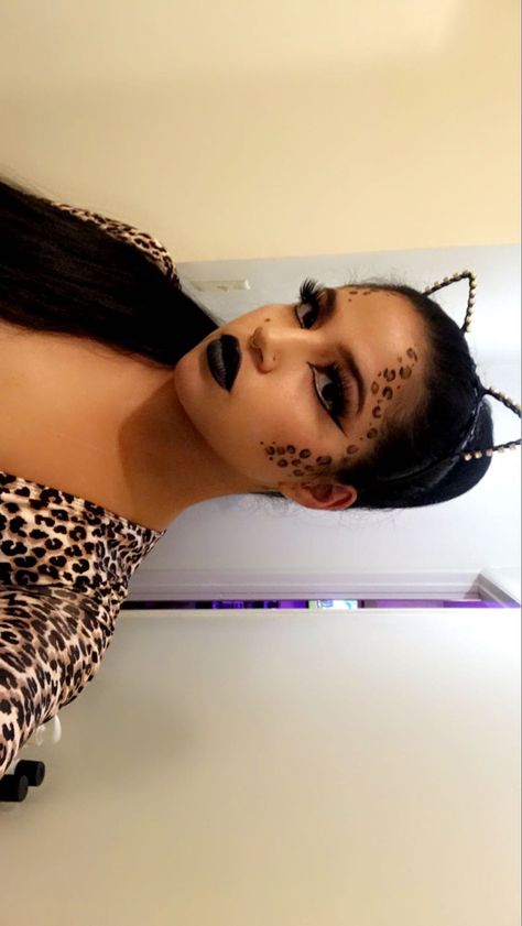 Big Cat Halloween Costume, Cheetah Inspired Makeup, Cheetah Costume Black Women, Jaguar Halloween Costume, Cheetah Halloween Costume Women, Leapord Makeup Looks, Cheetah Print Halloween Costume, Cheetah Costume Halloween, Cheetah Costume Makeup