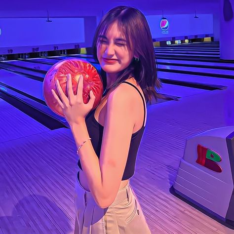 Bowling Picture Ideas, Bowling Photo Ideas, Bowling Poses, Bowling Aesthetic Pictures, Bowling Alley Photoshoot, Mall Photos, Bowling Pictures, Group Picture Poses, Ootd Poses