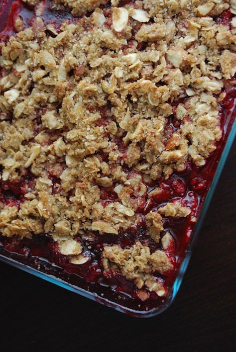 Raspberry Crisp, Raspberry Rhubarb, Rhubarb Desserts, Easy Holiday Desserts, Rhubarb Crisp, Cranberry Apple, Raspberry Recipes, Dessert Aux Fruits, Fall Foods