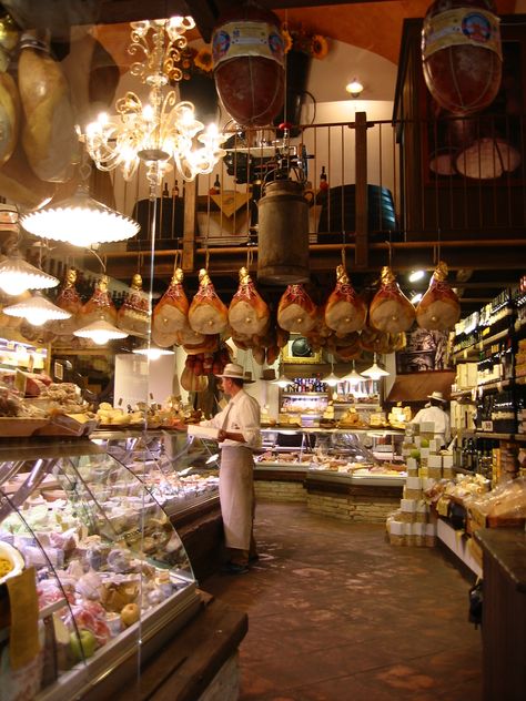 Bologna La Grassa Lots Of Food, Italian Market, Italian Deli, Italy Food, Bologna Italy, Colmar, Food Market, Food Shop, Bologna