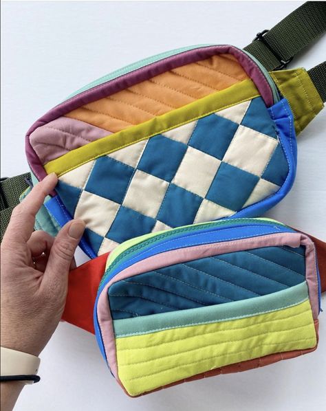 Quilted Fanny Pack, Improv Quilts, Diy Bag Designs, Diy Bags Patterns, Jeans Diy, New Song, New Hobbies, Quilted Bag, Diy Bag