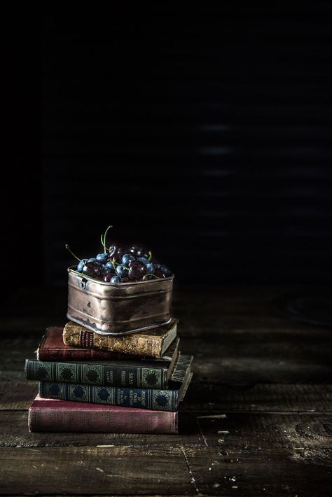 Moody Still Life, Chiaroscuro Photography, Food Photography Composition, Moody Food Photography, Dark Food Photography, A Level Photography, Cocktail Photography, Graphic Trends, Moody Photography