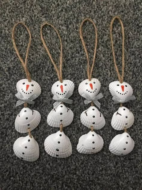 Sea shell snowmen Seashell Christmas Ornaments, Ornaments Ideas, Seashell Projects, Art Coquillage, Nautical Christmas, Beachy Christmas, Shell Crafts Diy, Snowman Christmas Tree, Beach Christmas