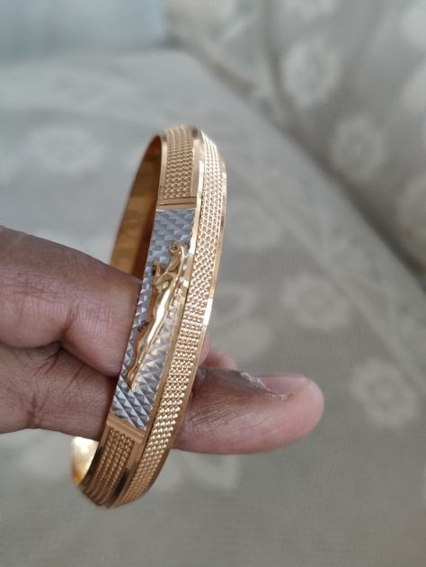 Punjabi Kada, Kada Design, Mens Bracelet Gold Jewelry, Man Gold Bracelet Design, Gents Bracelet, Mens Bangles, Gold Bangles For Women, Kitchen Modular, Mens Bracelets